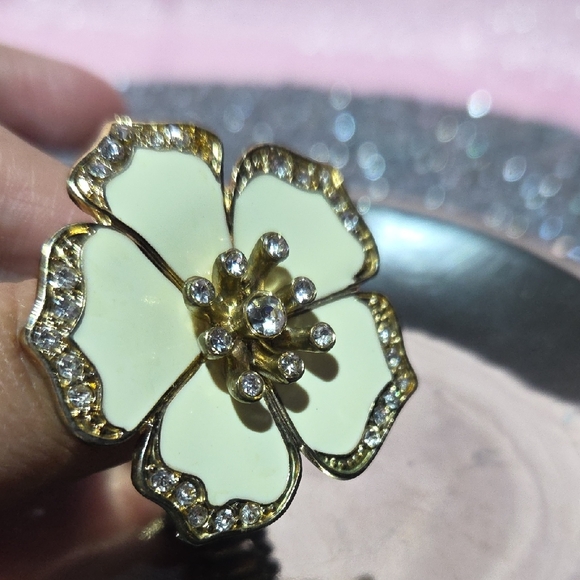 Stretch Band Rhinestone Flower Ring - Picture 5 of 6